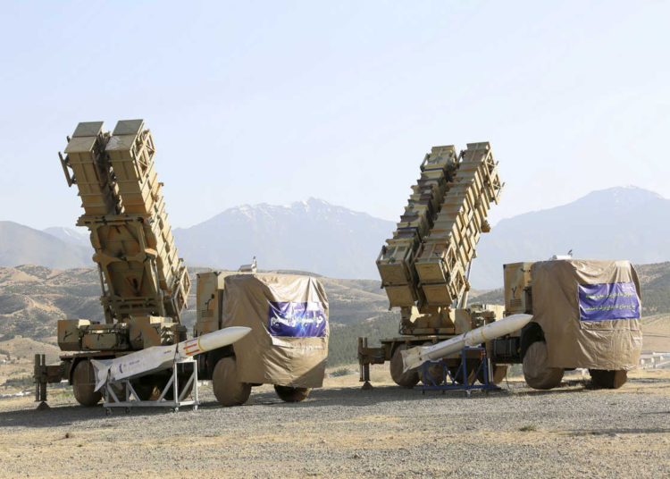 Defensas aéreas de Irán en alerta máxima en medio de reporte de explosiones