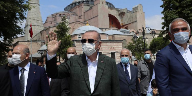 Erdogan visita Santa Sofía por primera vez tras su conversión a mezquita
