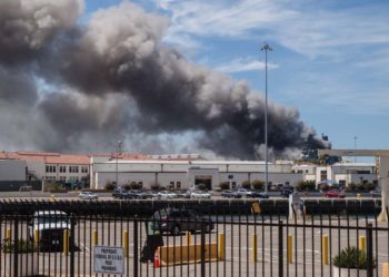 Gran incendio envuelve buque de guerra de Estados Unidos en San Diego
