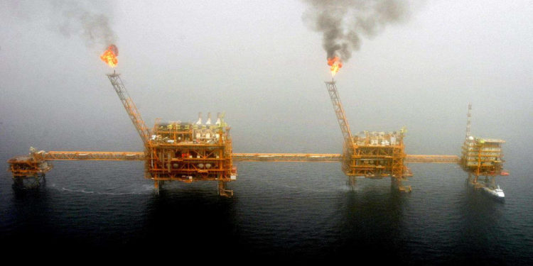 El almacenamiento de petróleo de Irán “a punto de reventar”