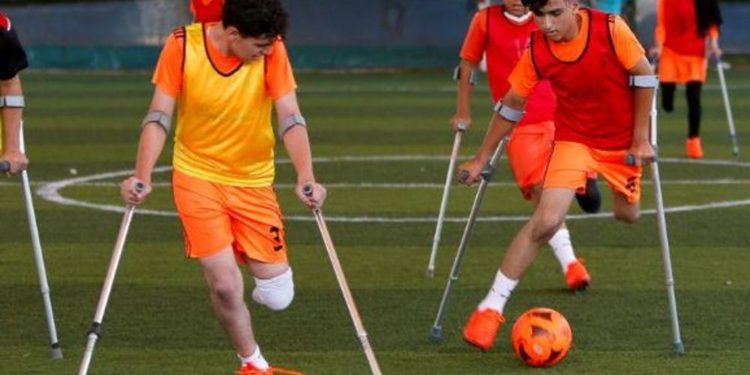 Jóvenes amputados de Gaza vuelven a jugar al fútbol tras la reducción de restricciones por el coronavirus