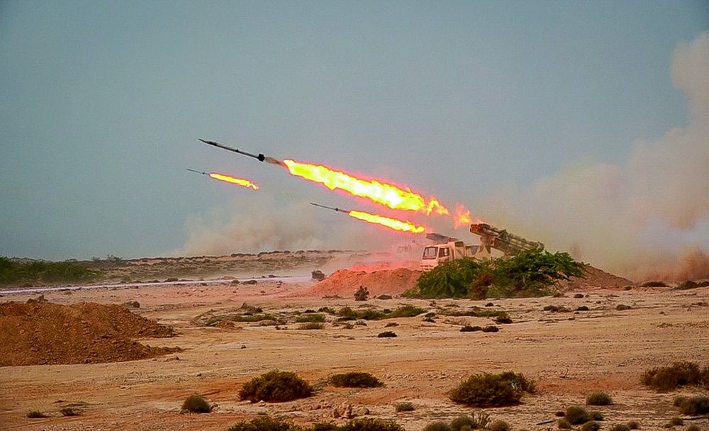 Irán dispara misiles balísticos desde bases subterráneas durante ejercicio militar