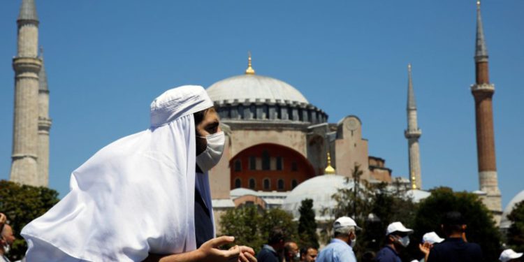 Miles de musulmanes se reúnen en Santa Sofía tras ser reabierta como una mezquita
