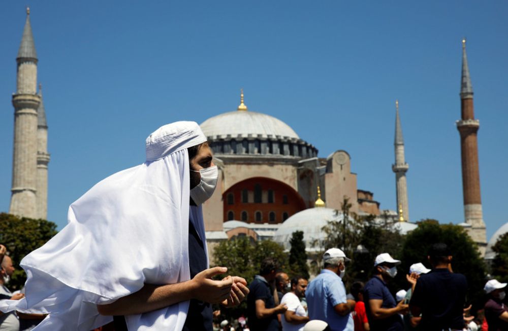 Miles de musulmanes se reúnen en Santa Sofía tras ser reabierta como una mezquita