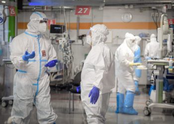 Personal de hospital infectado con coronavirus del aire liberado por ventilador