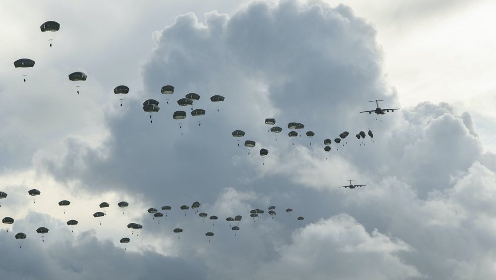 Ejército de EE.UU. despliega 400 paracaidistas en simulacro de invasión de largo alcance