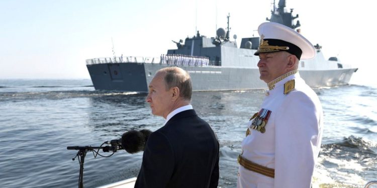 Putin: El buque británico cerca de Crimea buscaba probar la respuesta militar rusa