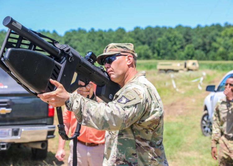 Soldados del ejército de EE.UU. se entrenan para derribar drones