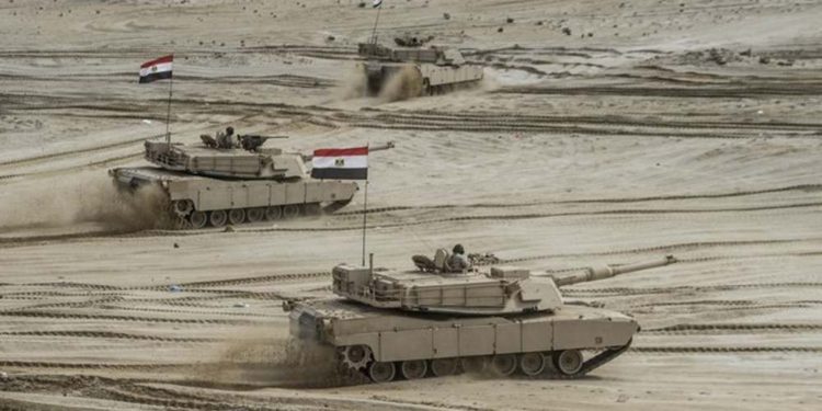 Egipto realiza simulacro militar cerca de la frontera con Libia