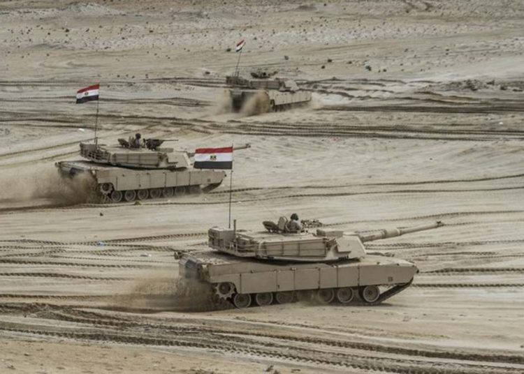 Egipto realiza simulacro militar cerca de la frontera con Libia