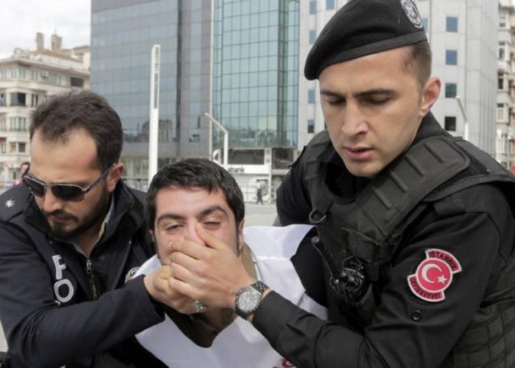 Turquía encarcela a periodista turco-alemán por cargos de terrorismo