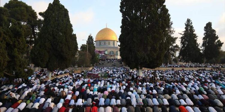 Waqf vuelve a imponer restricciones a la oración en la mezquita de Al-Aqsa