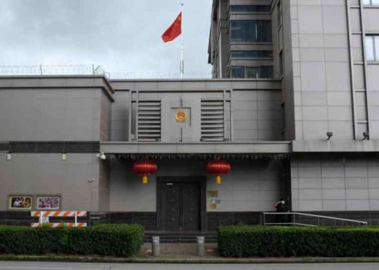 Hombres intentaron abrir la puerta trasera del Consulado chino en Houston