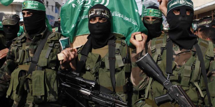 El grupo terrorista islamista Hamas ha bloqueado dos redes de noticias de propiedad saudí, Al-Arabiya y Al-Hadath, para que no operen en la Franja de Gaza debido a acusaciones de informes falsos, dijeron múltiples fuentes el jueves. El Ministerio del Interior de Hamas y Al-Arabiya confirmaron la prohibición, que fue impuesta por un informe que alegaba que Hamas había arrestado a varios de sus miembros por colaborar con Israel. Un periodista que trabaja con Al-Arabiya, que pidió el anonimato, dijo que la orden prohíbe “a cualquier persona o empresa prestar servicios” a cualquiera de las dos redes. La oficina de Al-Arabiya en Gaza fue cerrada anteriormente por un informe sobre los supuestos vínculos entre Hamas y la proscrita Hermandad Musulmana de Egipto. Pero ella y Al-Hadath, que son de propiedad de Arabia Saudita pero con sede en Dubai, siguen trabajando con autónomos en el enclave palestino. Hamas, que tomó el poder en Gaza del Fatah del presidente de la Autoridad Palestina Mahmoud Abbas, depende de la importante ayuda de Qatar, que sigue siendo el objetivo de un bloqueo regional dirigido por los saudíes. En una declaración, el sindicato de periodistas palestinos denunció la prohibición de informar, diciendo que “las restricciones a la libertad de prensa y el cierre repetido de los medios de comunicación” en Gaza eran “contrarios a los valores y principios nacionales”. También el jueves, el líder adjunto de Hamas, Moussa Abu Marzouk, confirmó los informes de que un miembro del grupo terrorista colaboró y posteriormente desertó a Israel. Un informe del martes en Al-Arabiya decía que Hamas había arrestado a 16 miembros de una red de espionaje que colaboraba con Israel. Mientras Hamas anuncia rutinariamente los arrestos de supuestos colaboradores, esa red estaba compuesta, según se informa, por miembros del propio brazo militar de Hamas. Al-Arabiya informó además de que el organismo de espionaje del Mossad de Israel había facilitado recientemente la fuga del comandante superior Mohammad Abu Ajwa, que anteriormente había dirigido las fuerzas especiales de la marina de Hamas, después de que Abu Ajwa hubiera espiado para Israel durante años. Los arrestos de los colaboradores restantes tuvieron lugar después de la fuga de Abu Ajwa, dijo Al-Arabiya. Mientras Hamas negaba el informe el martes, Abu Marzouk parecía confirmar por primera vez que los colaboradores, incluido el que había huido, eran miembros de su grupo. Sin embargo, Marzouk negó que los colaboradores fueran altos funcionarios, o que estuvieran operando en concierto. Las autoridades israelíes aún no han hecho comentarios públicos sobre ninguna de las historias en la prensa árabe. Los funcionarios de Hamas afirmaron por primera vez a principios de julio que su grupo había detenido a varios miembros de una red de espionaje “dirigida por Israel” que planeaba un “sabotaje” en la Franja de Gaza. Desde entonces, los medios de comunicación de lengua árabe han estado llenos de presuntas revelaciones sobre el espionaje dirigido por Israel en la Franja de Gaza y sobre traidores a los más altos niveles de Hamas. En su negación del informe de Al-Arabiya el martes, Hamas acusó a Arabia Saudita de “mentiras” y de “cerrar filas con la ocupación sionista”.
