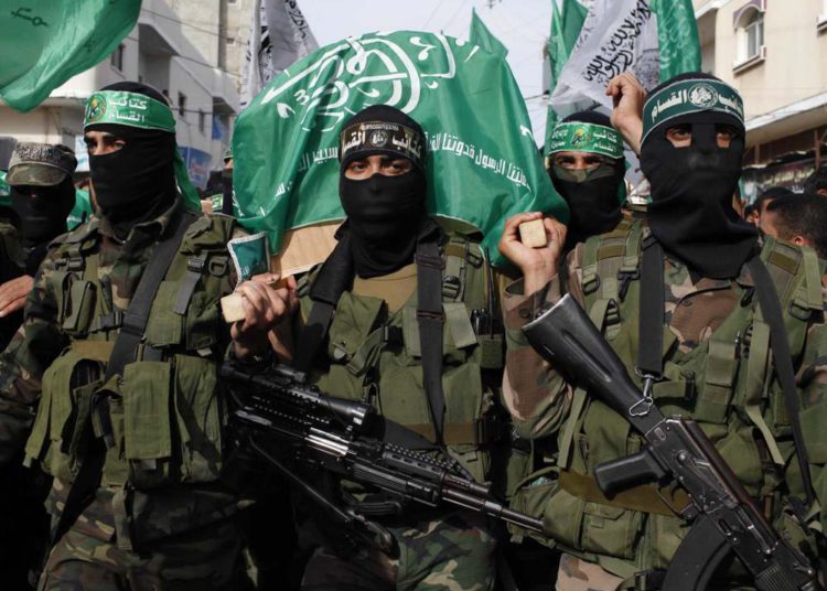 El grupo terrorista islamista Hamas ha bloqueado dos redes de noticias de propiedad saudí, Al-Arabiya y Al-Hadath, para que no operen en la Franja de Gaza debido a acusaciones de informes falsos, dijeron múltiples fuentes el jueves. El Ministerio del Interior de Hamas y Al-Arabiya confirmaron la prohibición, que fue impuesta por un informe que alegaba que Hamas había arrestado a varios de sus miembros por colaborar con Israel. Un periodista que trabaja con Al-Arabiya, que pidió el anonimato, dijo que la orden prohíbe “a cualquier persona o empresa prestar servicios” a cualquiera de las dos redes. La oficina de Al-Arabiya en Gaza fue cerrada anteriormente por un informe sobre los supuestos vínculos entre Hamas y la proscrita Hermandad Musulmana de Egipto. Pero ella y Al-Hadath, que son de propiedad de Arabia Saudita pero con sede en Dubai, siguen trabajando con autónomos en el enclave palestino. Hamas, que tomó el poder en Gaza del Fatah del presidente de la Autoridad Palestina Mahmoud Abbas, depende de la importante ayuda de Qatar, que sigue siendo el objetivo de un bloqueo regional dirigido por los saudíes. En una declaración, el sindicato de periodistas palestinos denunció la prohibición de informar, diciendo que “las restricciones a la libertad de prensa y el cierre repetido de los medios de comunicación” en Gaza eran “contrarios a los valores y principios nacionales”. También el jueves, el líder adjunto de Hamas, Moussa Abu Marzouk, confirmó los informes de que un miembro del grupo terrorista colaboró y posteriormente desertó a Israel. Un informe del martes en Al-Arabiya decía que Hamas había arrestado a 16 miembros de una red de espionaje que colaboraba con Israel. Mientras Hamas anuncia rutinariamente los arrestos de supuestos colaboradores, esa red estaba compuesta, según se informa, por miembros del propio brazo militar de Hamas. Al-Arabiya informó además de que el organismo de espionaje del Mossad de Israel había facilitado recientemente la fuga del comandante superior Mohammad Abu Ajwa, que anteriormente había dirigido las fuerzas especiales de la marina de Hamas, después de que Abu Ajwa hubiera espiado para Israel durante años. Los arrestos de los colaboradores restantes tuvieron lugar después de la fuga de Abu Ajwa, dijo Al-Arabiya. Mientras Hamas negaba el informe el martes, Abu Marzouk parecía confirmar por primera vez que los colaboradores, incluido el que había huido, eran miembros de su grupo. Sin embargo, Marzouk negó que los colaboradores fueran altos funcionarios, o que estuvieran operando en concierto. Las autoridades israelíes aún no han hecho comentarios públicos sobre ninguna de las historias en la prensa árabe. Los funcionarios de Hamas afirmaron por primera vez a principios de julio que su grupo había detenido a varios miembros de una red de espionaje “dirigida por Israel” que planeaba un “sabotaje” en la Franja de Gaza. Desde entonces, los medios de comunicación de lengua árabe han estado llenos de presuntas revelaciones sobre el espionaje dirigido por Israel en la Franja de Gaza y sobre traidores a los más altos niveles de Hamas. En su negación del informe de Al-Arabiya el martes, Hamas acusó a Arabia Saudita de “mentiras” y de “cerrar filas con la ocupación sionista”.