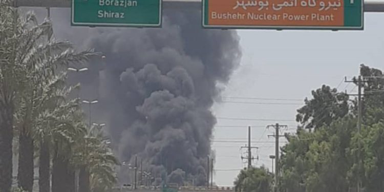 Se produce un gran incendio en un astillero en Irán