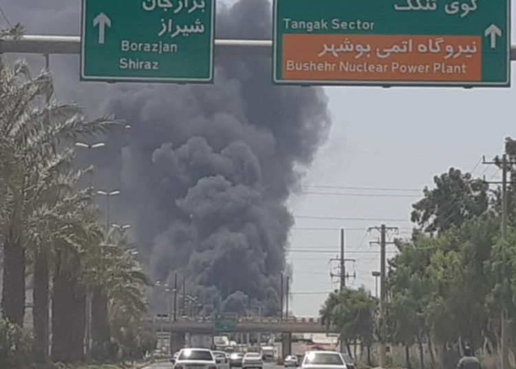 Se produce un gran incendio en un astillero en Irán