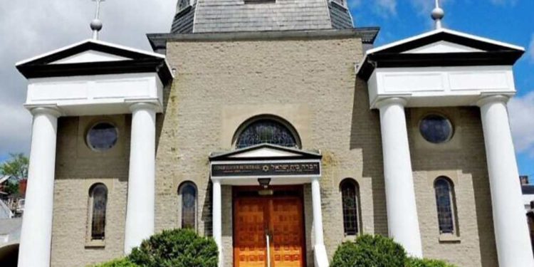 Pintan esvástica con spray en el exterior de la sinagoga de Maine