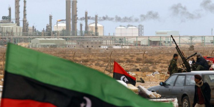 Petróleo de Libia volverá al mercado cuando facciones firmen el alto al fuego