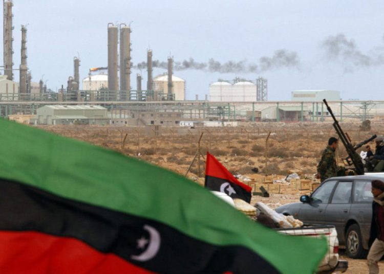 Petróleo de Libia volverá al mercado cuando facciones firmen el alto al fuego
