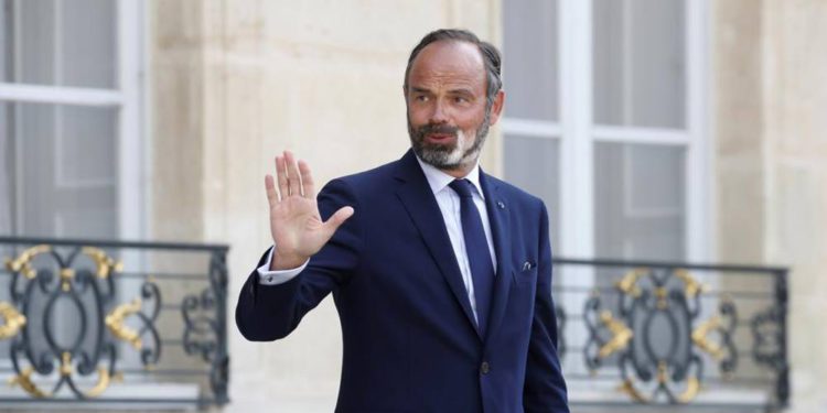 Primer ministro de Francia renuncia mientras Macron prepara una reorganización política