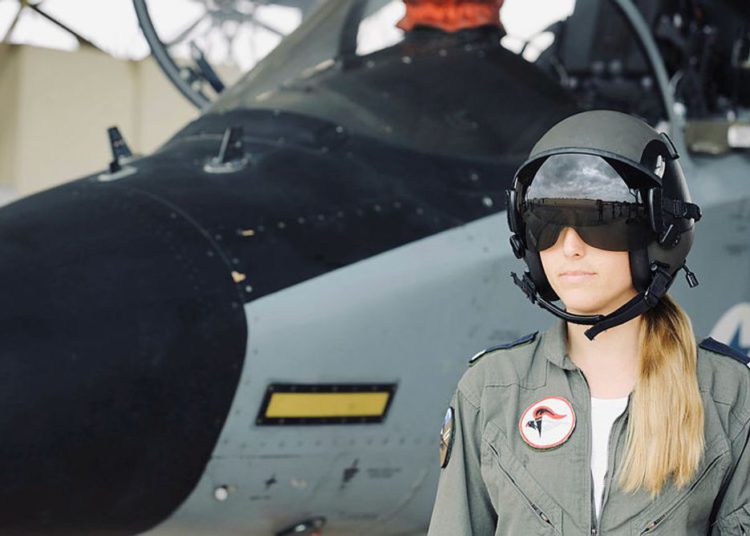 Mujer piloto relata su experiencia como teniente en la Fuerza Aérea de Israel