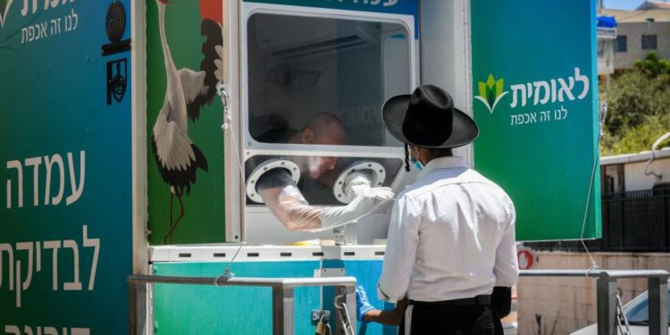 Israel logra frenar el aumento de casos de coronavirus