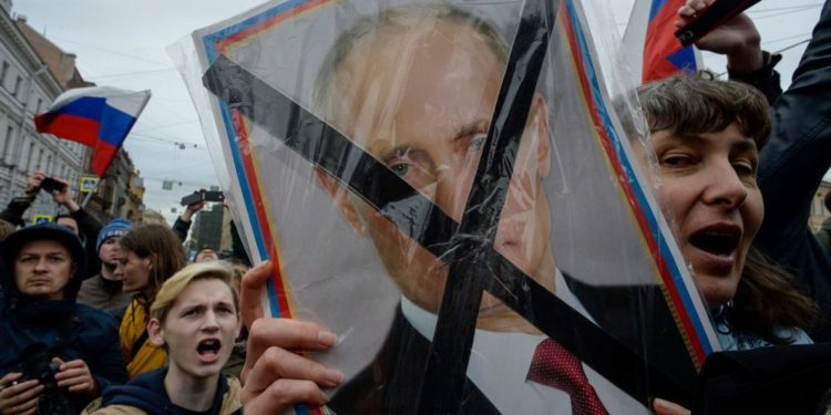 Protestas en Moscú contra reformas que mantendrían a Putin en el poder