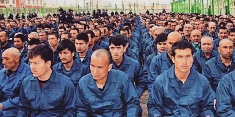 China explota a musulmanes uigures para fabricar máscaras faciales
