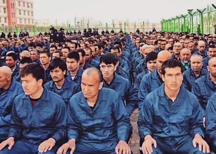 China explota a musulmanes uigures para fabricar máscaras faciales
