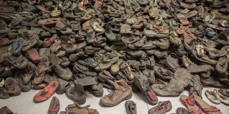 Auschwitz: Inscripciones encontradas en zapatos de niños enviados al campo nazi