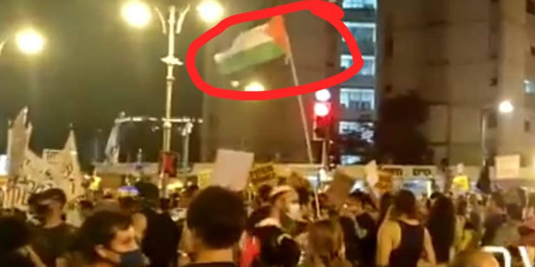 Bandera de la Autoridad Palestina en protesta contra Netanyahu en Israel