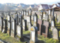 “Muerte a los judíos” y esvásticas dibujadas en lápidas judías en Francia