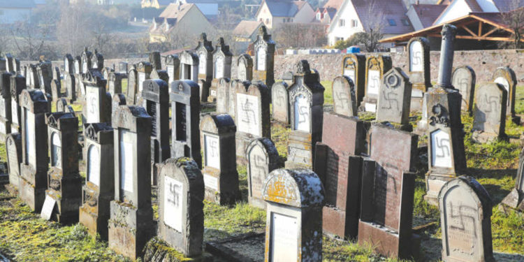 “Muerte a los judíos” y esvásticas dibujadas en lápidas judías en Francia