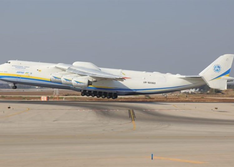 Avión de carga más grande del mundo aterriza en Israel con camiones Oshkosh de EE.UU.