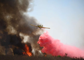 Israel lucha desde el cielo contra los incendios causados por Gaza