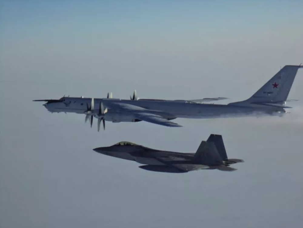 Estados Unidos intercepta aviones militares rusos tras avistar submarino cerca de Alaska