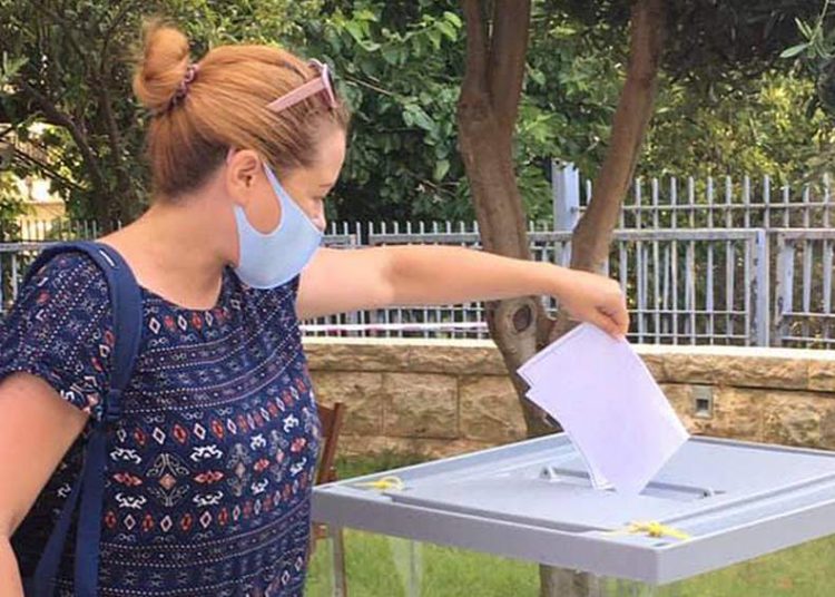 Ciudadana israelí enfrenta cargos penales por votar tres veces en Rusia