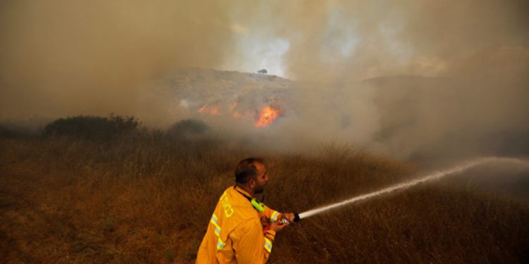Globos incendiarios lanzados desde Gaza provocan 35 incendios en el sur de Israel