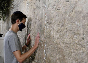 Jared Kushner reza en el Muro Occidental