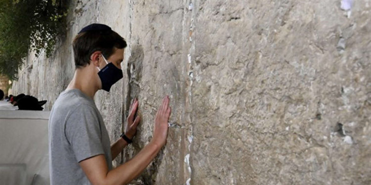 Jared Kushner reza en el Muro Occidental