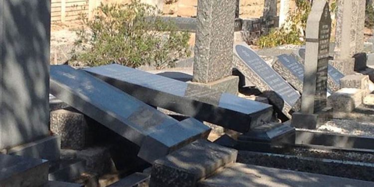 Más de 30 lápidas dañadas en cementerio judío de Sudáfrica