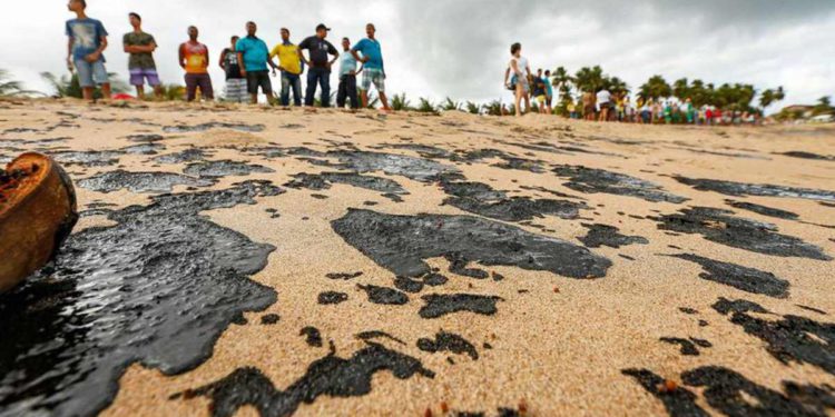 Crisis del petróleo en Venezuela: intentan refinar gasolina en casa