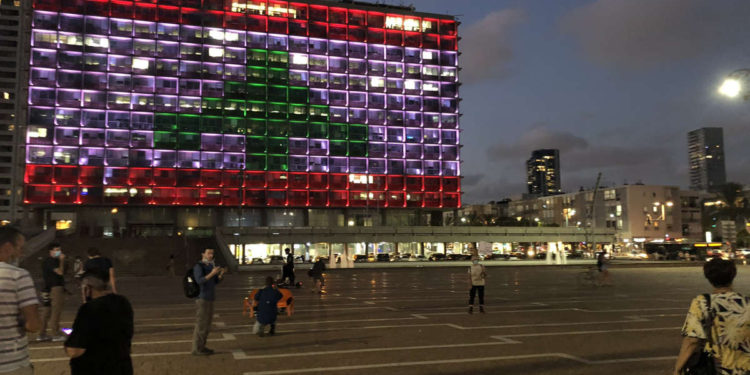 Plaza de Tel Aviv se iluminó con los colores de la bandera del Líbano en solidaridad