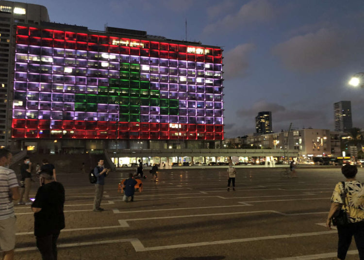 Plaza de Tel Aviv se iluminó con los colores de la bandera del Líbano en solidaridad