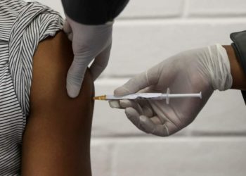 China realizará pruebas en humanos de vacuna contra el coronavirus cultivada en células de insectos