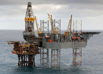 Apache compensa las malas ganancias con importante descubrimiento de petróleo