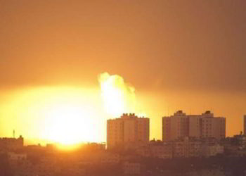Cazas, tanques y helicópteros de Israel atacaron posiciones de Hamas en Gaza en represalia por ataques incendiarios