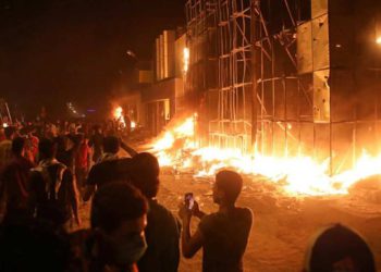 Manifestantes iraquíes incendiaron la oficina del parlamento en Basora