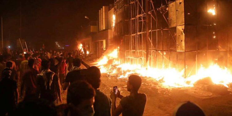 Manifestantes iraquíes incendiaron la oficina del parlamento en Basora